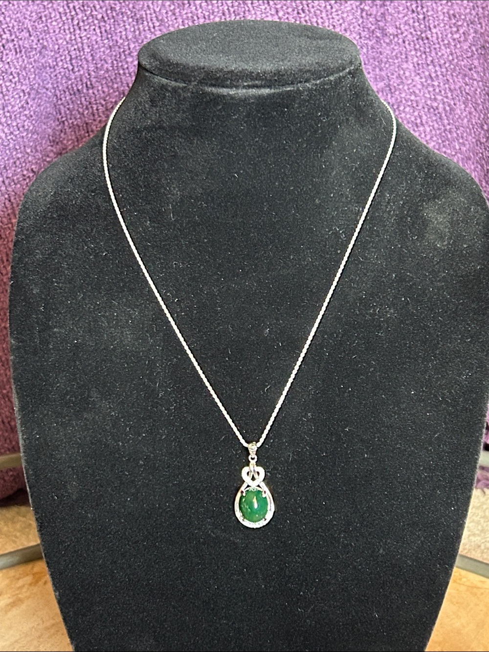Green Teardrop Pendant Necklace - Elegant Women’s Jewelry